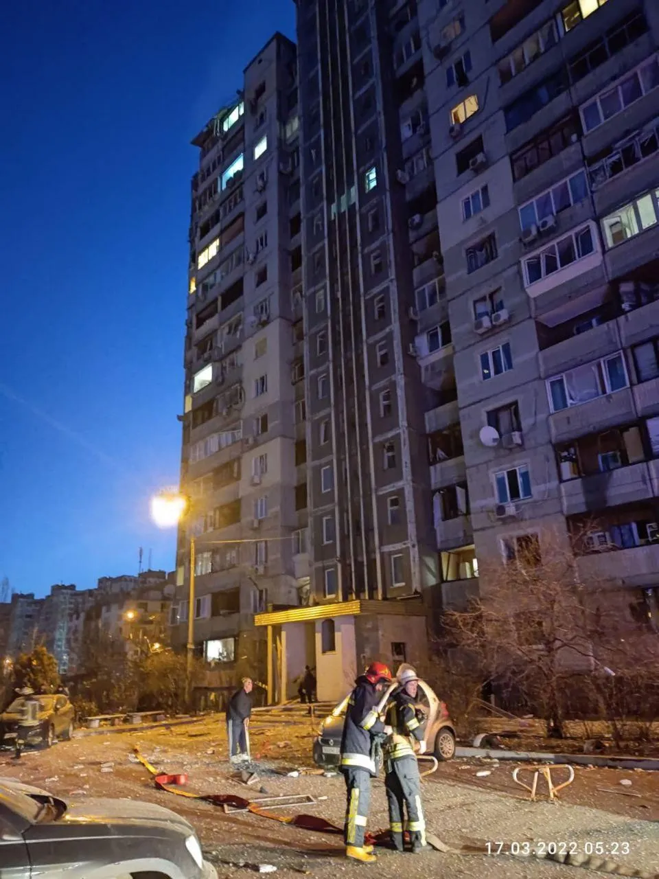 У Києві через падіння залишків ракети загорілась багатоповерхівка