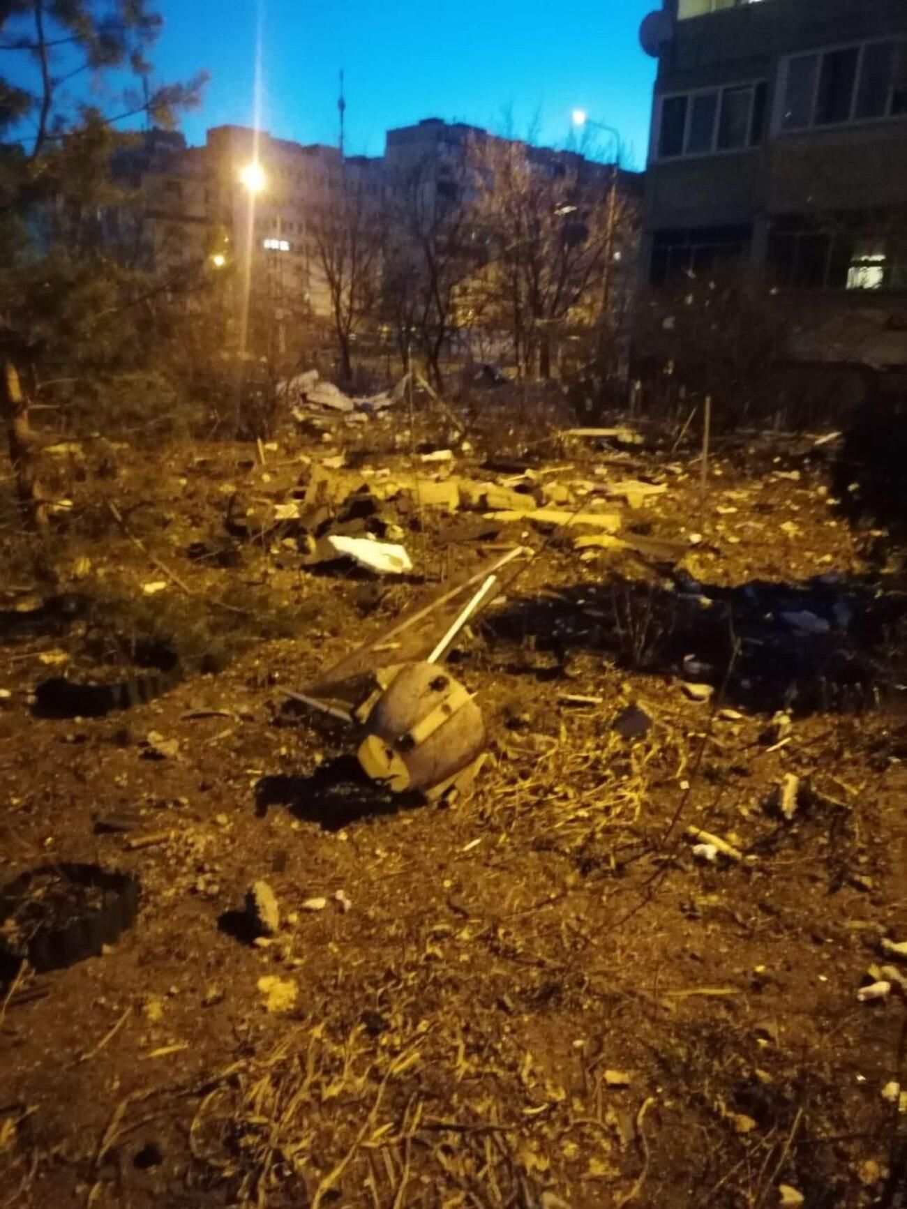 В Киеве из-за падения остатков ракеты загорелась многоэтажка: есть жертва и пострадавшие