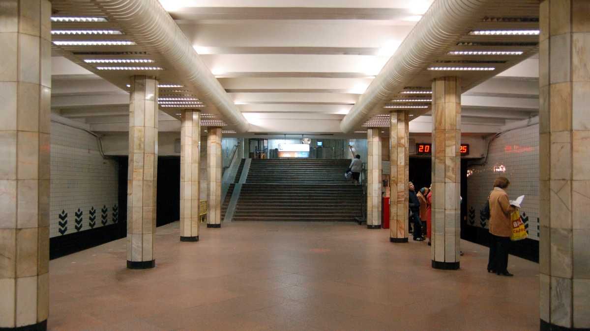 Фото дня: військовий спустився в метро, щоб обійняти сина та дружину - 24 Канал Фото дня: військовий спустився в метро, щоб обійняти сина та дружину - 24 Канал