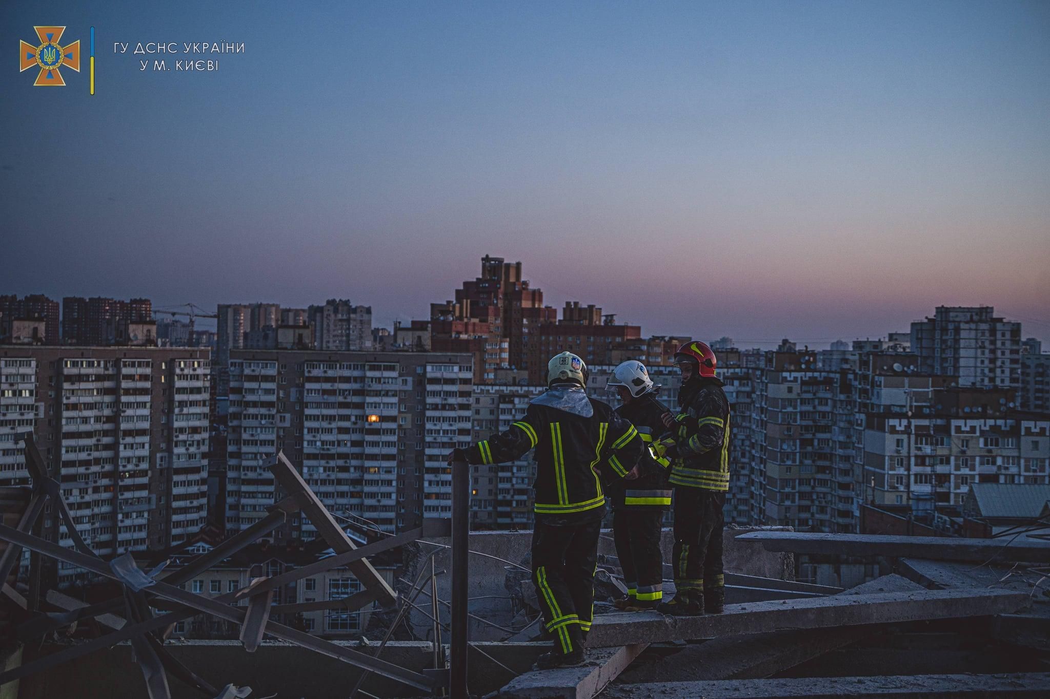 У Києві внаслідок обстрілів пошкоджені дві багатоповерхівки на Дарниці - 24 Канал У Києві внаслідок обстрілів пошкоджені дві багатоповерхівки на Дарниці - 24 Канал