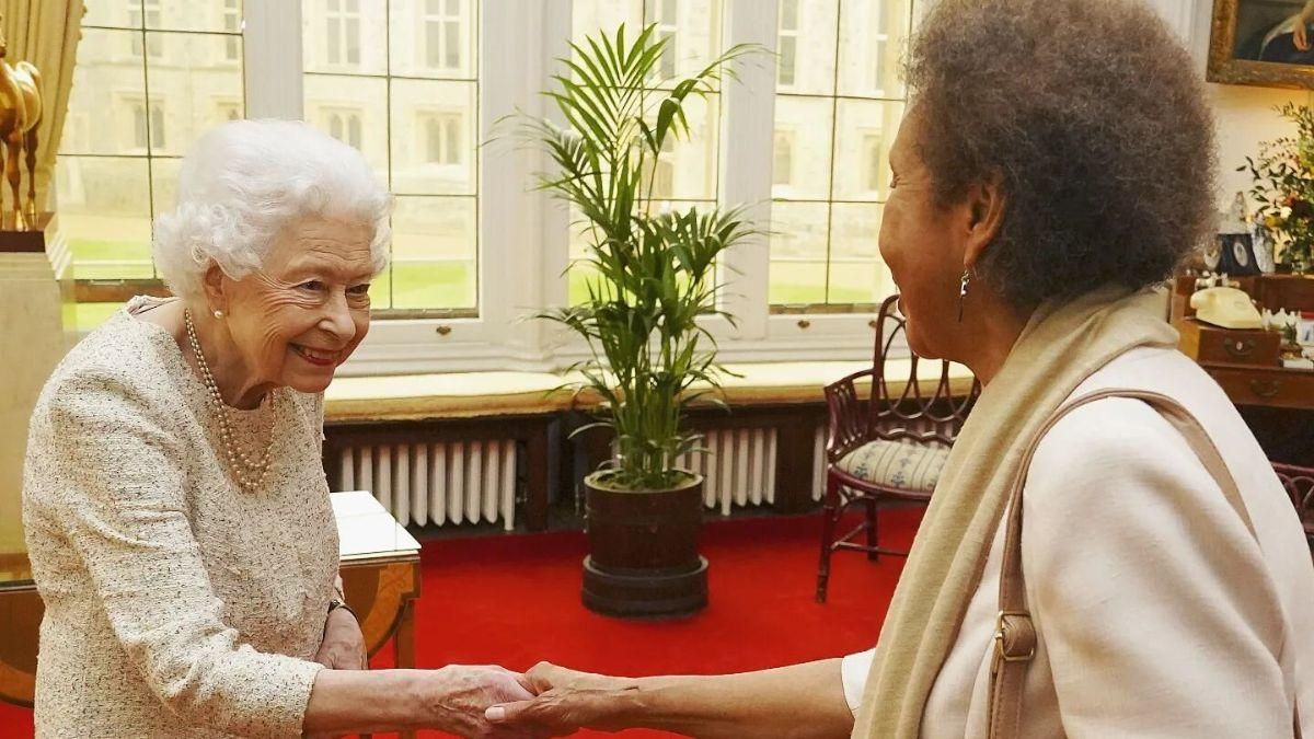 Королева Елизавета II побывала на рабочей встрече в светлом платье: фото редкого выхода