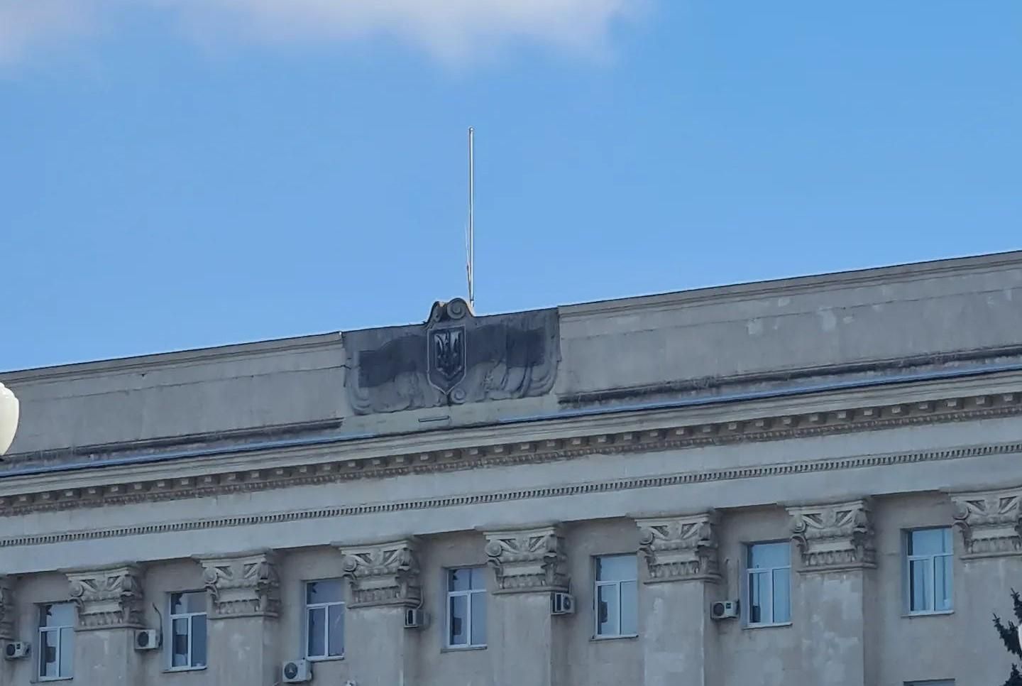 Оккупанты сняли украинский флаг со здания Херсонской облгосадминистрации Оккупанты сняли украинский флаг со здания Херсонской облгосадминистрации