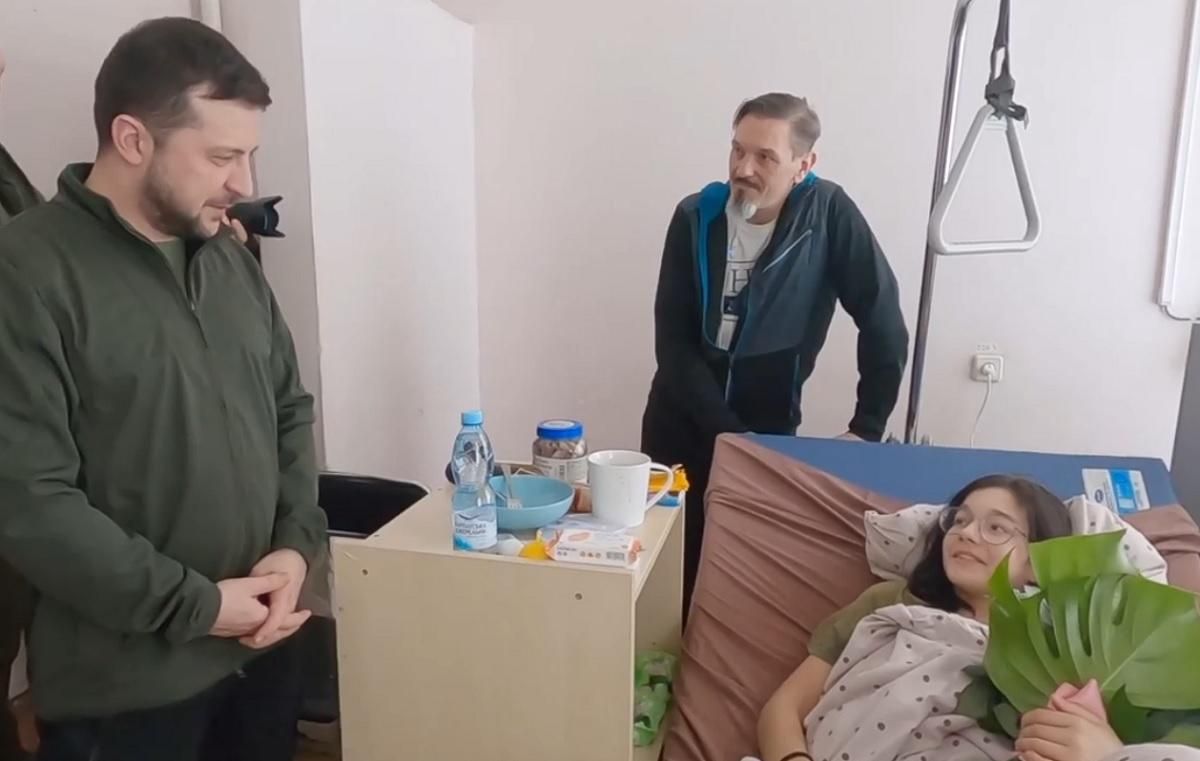 Зеленський зустрівся з родиною, яка потрапила під обстріл під час евакуації з Ворзеля - 24 Канал