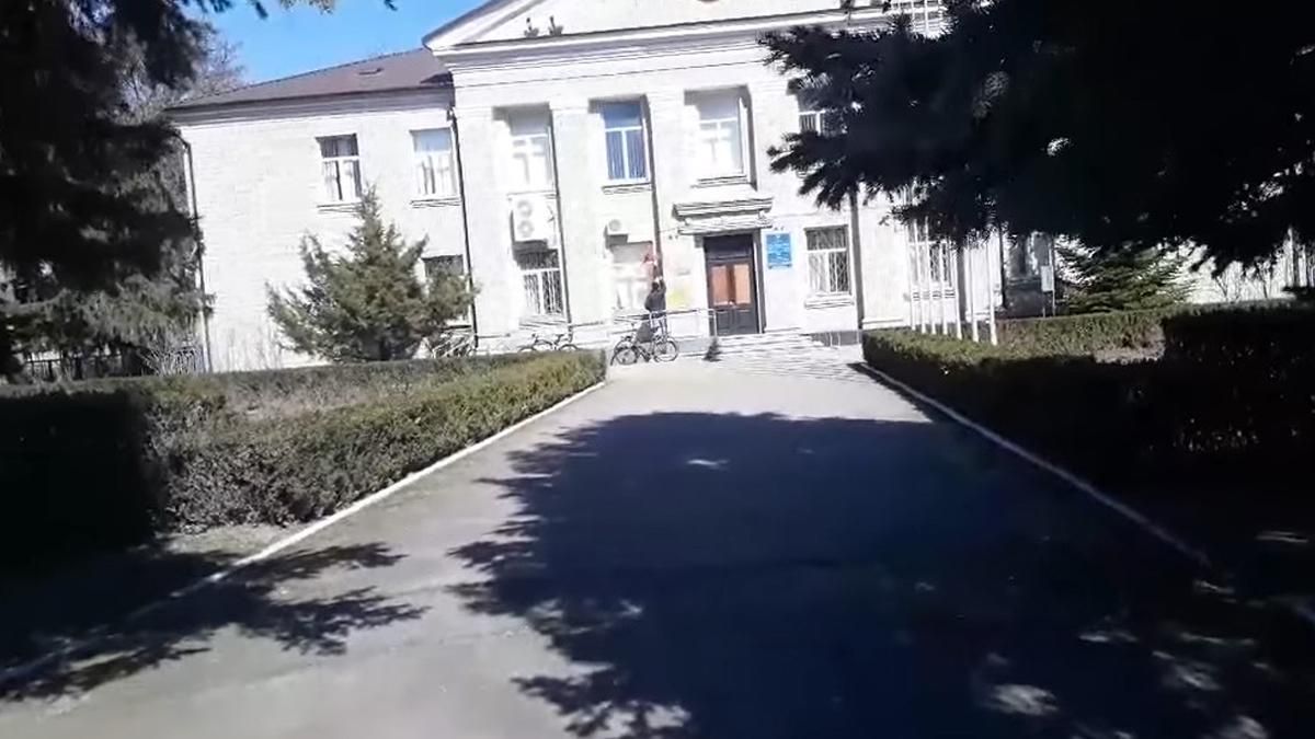 Жителі Скадовська зняли російський прапор з міської ради - 24 Канал Жителі Скадовська зняли російський прапор з міської ради - 24 Канал