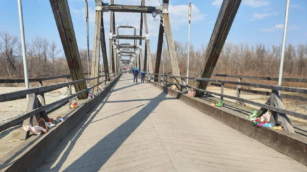 Плюшевый мост: румынские пограничники пытаются развлечь детей, бегущих от войны