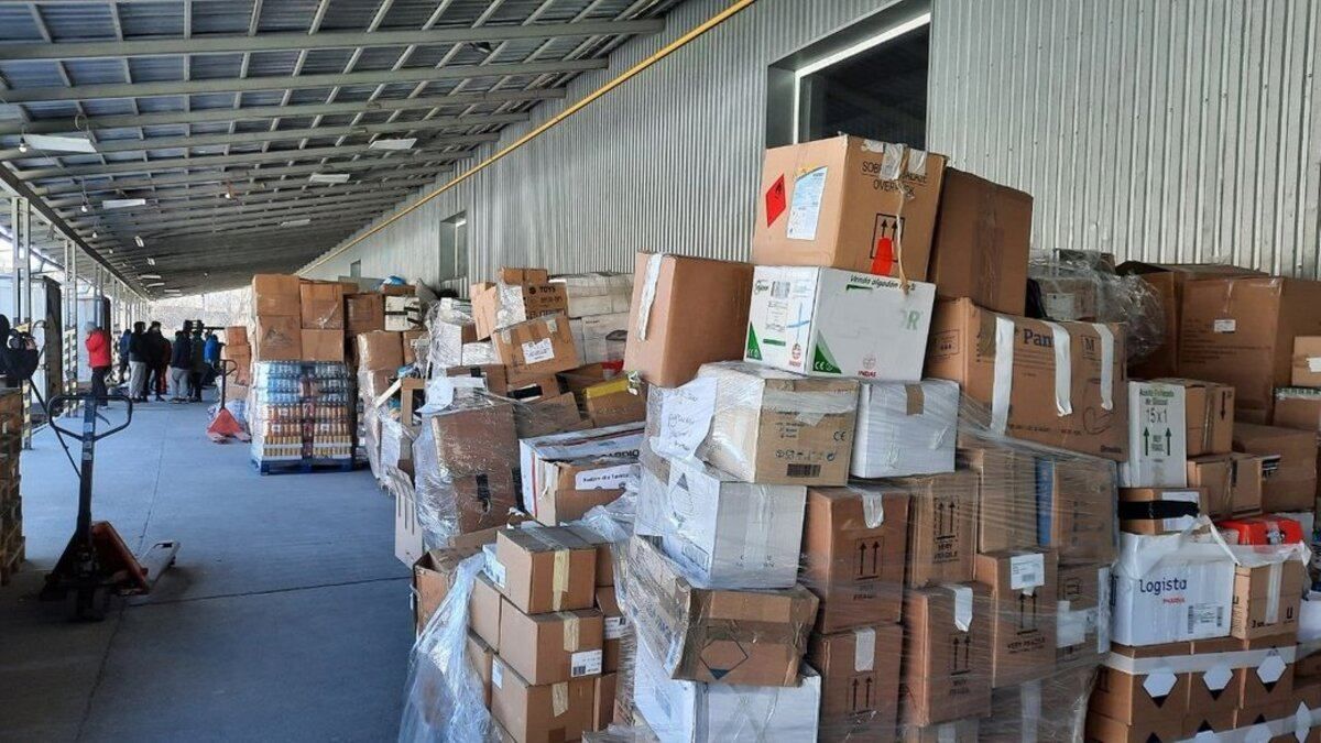 Гумдопомога з Англії: у Тернопіль доставили понад 20 тонн продуктів, одягу та медикаментів - 24 Канал Гумдопомога з Англії: у Тернопіль доставили понад 20 тонн продуктів, одягу та медикаментів - 24 Канал