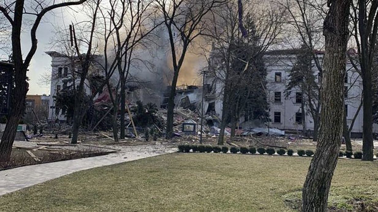 Основна частина людей – жива, – МВС про розбомблений драмтеатр у Маріуполі - 24 Канал Основна частина людей – жива, – МВС про розбомблений драмтеатр у Маріуполі - 24 Канал