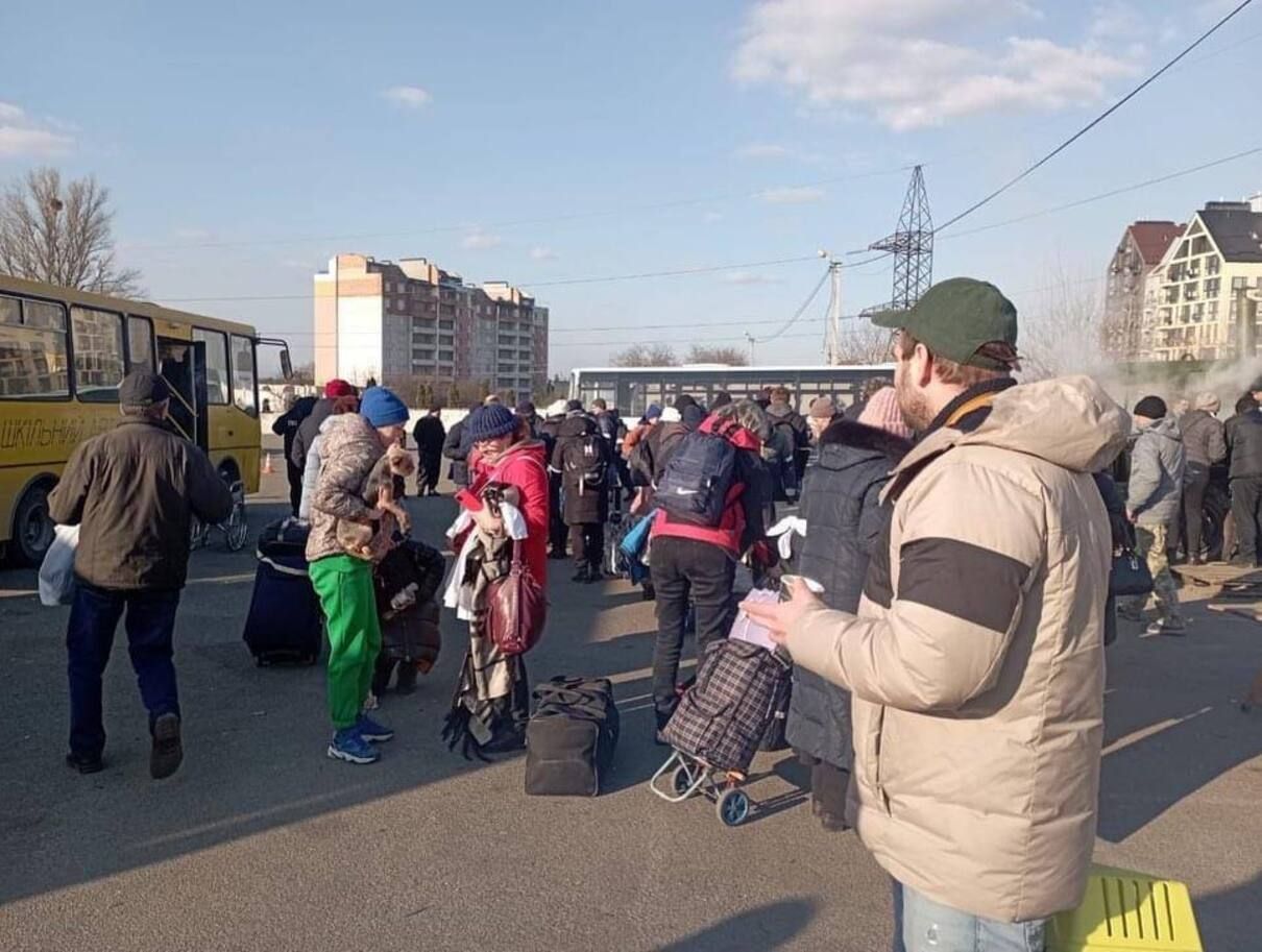 Гуманітарний вантаж у Бучу доставили: близько 100 жителів евакуювали - 24 Канал Гуманітарний вантаж у Бучу доставили: близько 100 жителів евакуювали - 24 Канал