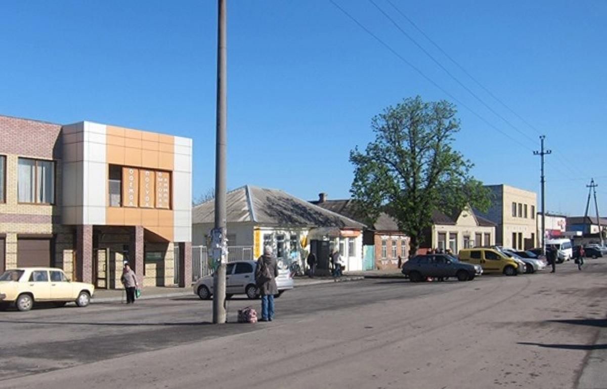 Россияне обстреляли кассетными бомбами поселок на Харьковщине: 6 человек погибли Россияне обстреляли кассетными бомбами поселок на Харьковщине: 6 человек погибли