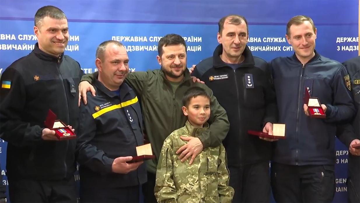 Первыми спасают украинцев там, где падают ракеты оккупанта, – Зеленский наградил спасателей