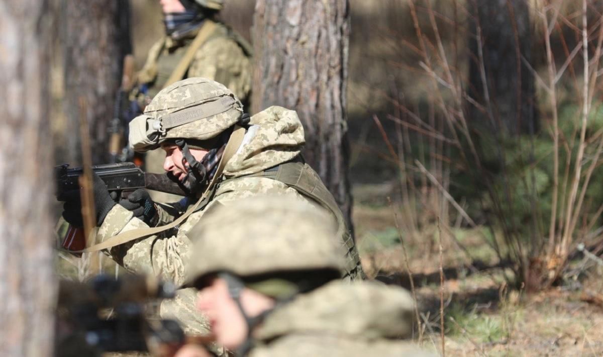 Українські захисники вдосконалювали навички ведення бою в лісовій місцевості: потужні фото - 24 Канал