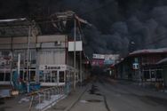 Вогонь з ринку Барабашово перекинувся на приватні будинки: пожежу гасять під обстрілами