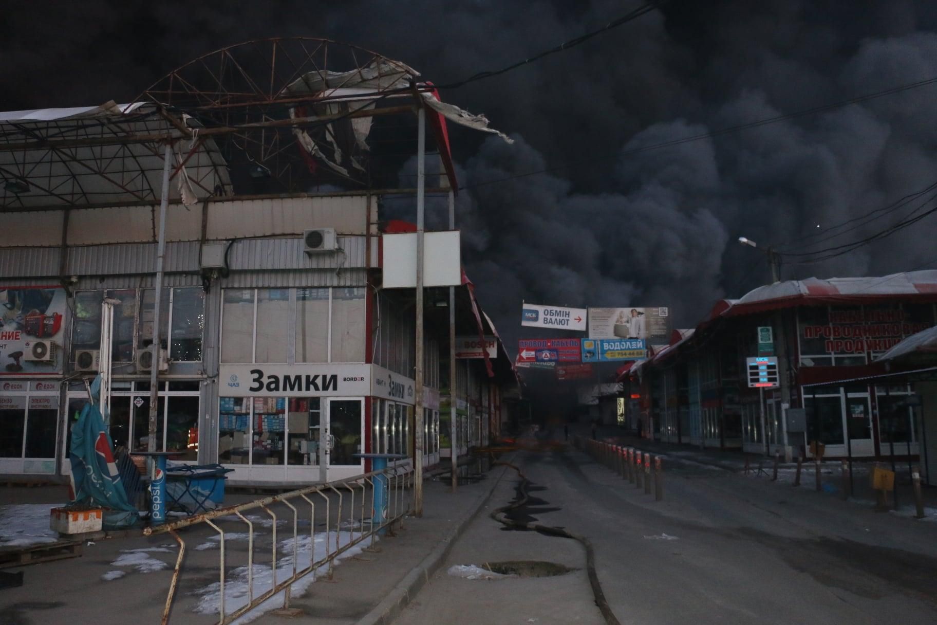 Огонь с рынка Барабашово перекинулся на частные дома: пожар тушат под обстрелами