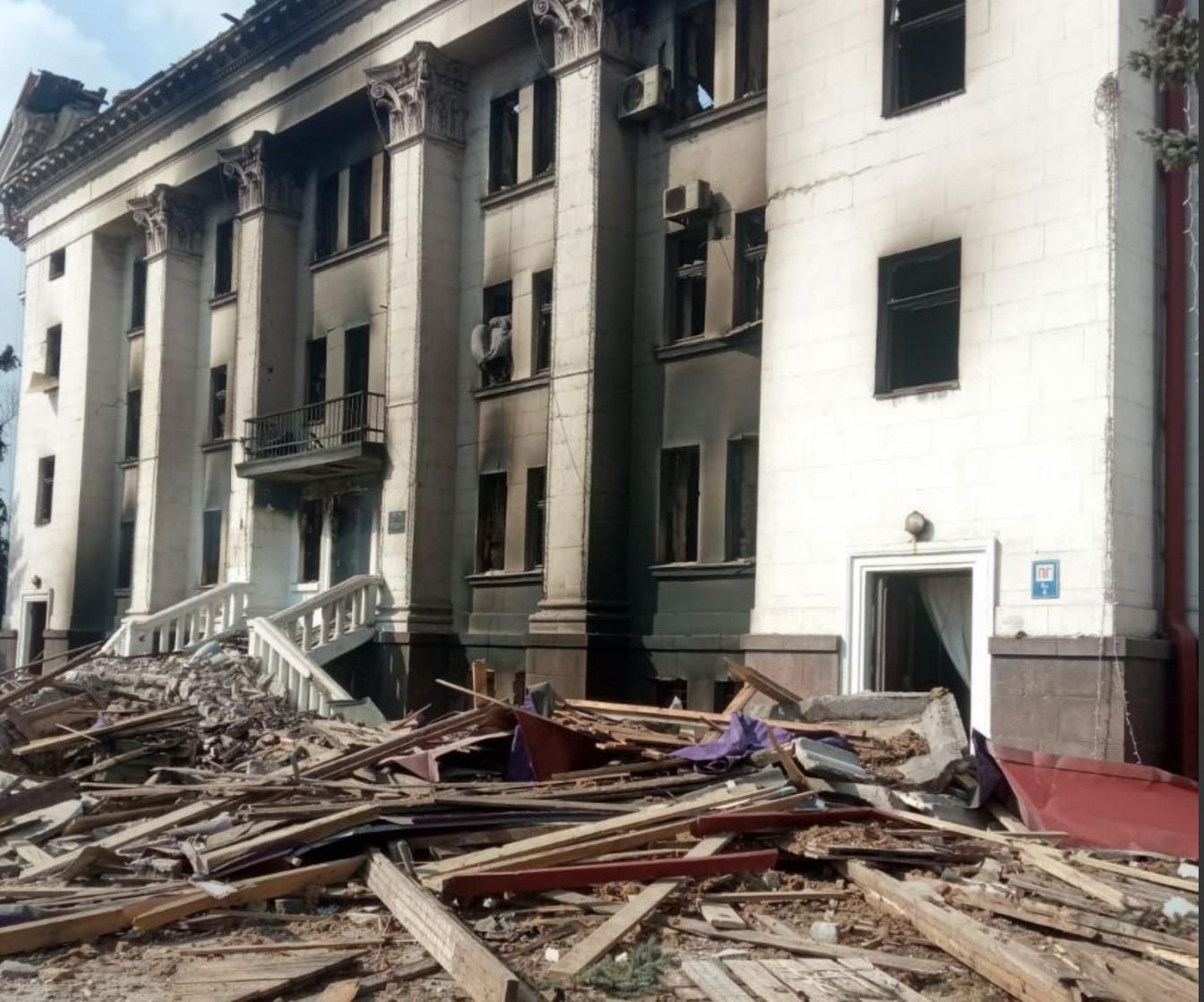 Работники СБУ, которые разбирали завал в драмтеатре Мариуполя, попали под обстрел - 24 Канал Работники СБУ, которые разбирали завал в драмтеатре Мариуполя, попали под обстрел - 24 Канал