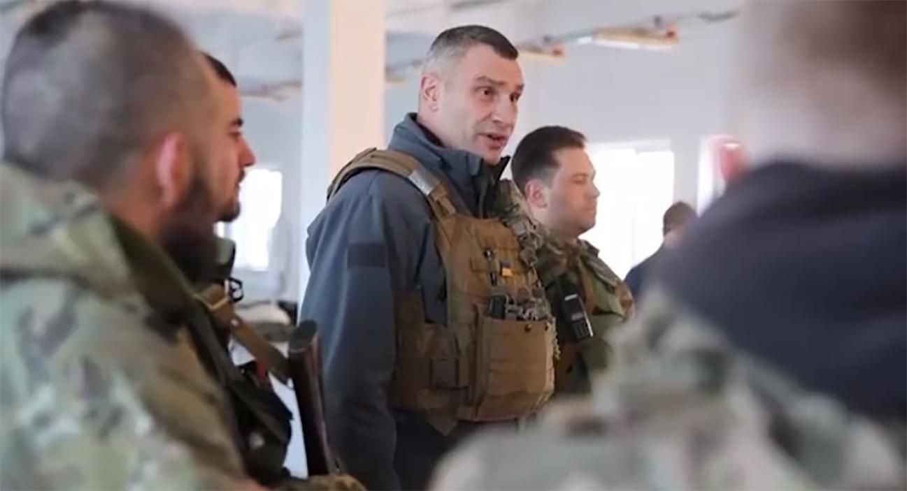 Дух – боевой, настроены дать жесткий отпор оркам, – Кличко на блокпостах под Киевом Дух – боевой, настроены дать жесткий отпор оркам, – Кличко на блокпостах под Киевом