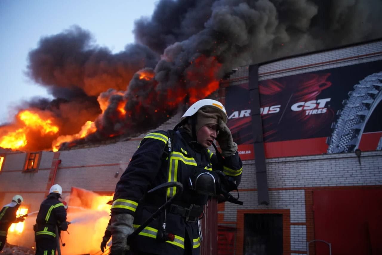 Более 10 тысяч квадратных метров в огне, – МВД о пожарах на складах Ardis в Киеве