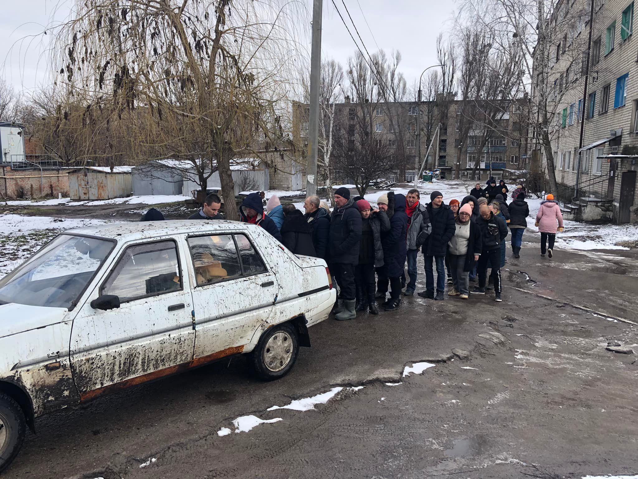 Десятки людей ищут информацию о своих родных и знакомых в частично оккупированном Изюме - 24 Канал Десятки людей ищут информацию о своих родных и знакомых в частично оккупированном Изюме - 24 Канал