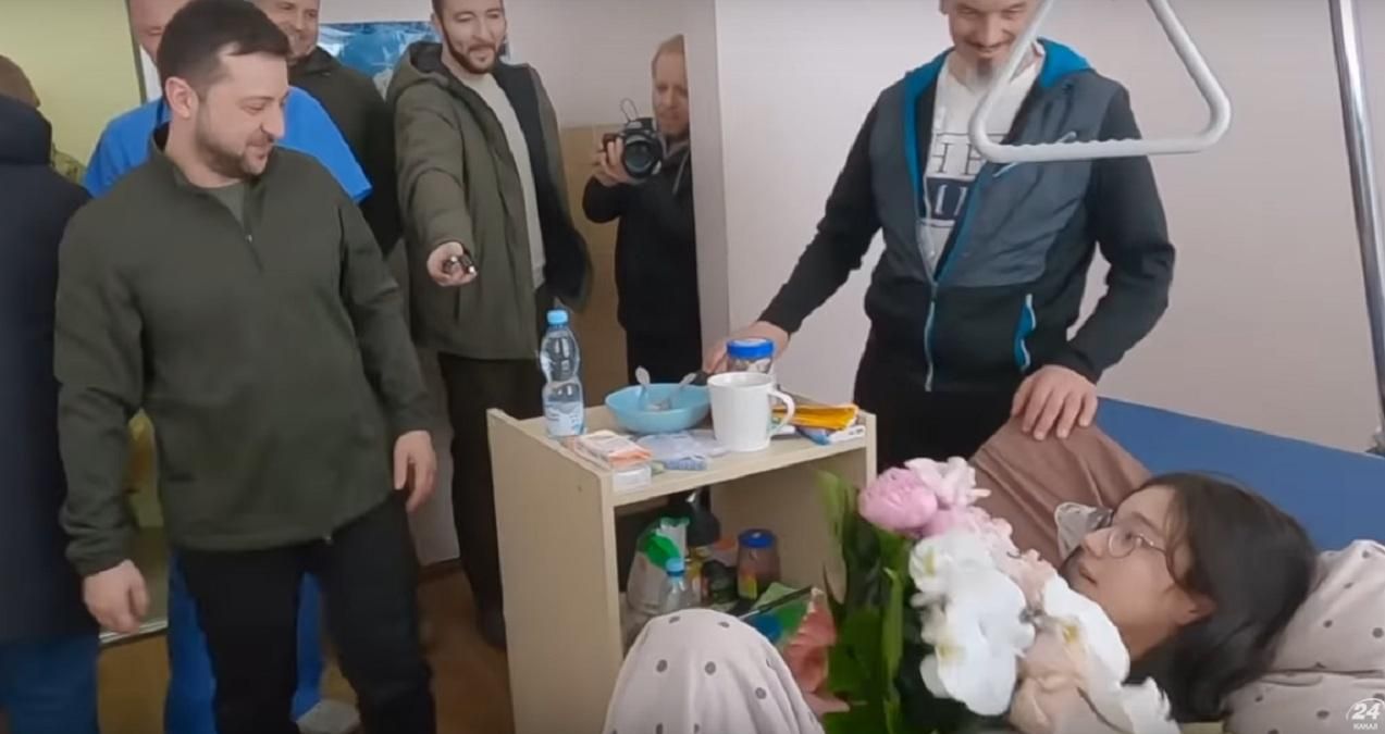 Я був зворушений найбільше за час війни, – Зеленський про похід в лікарню до сім'ї з Ворзеля - 24 Канал Я був зворушений найбільше за час війни, – Зеленський про похід в лікарню до сім'ї з Ворзеля - 24 Канал