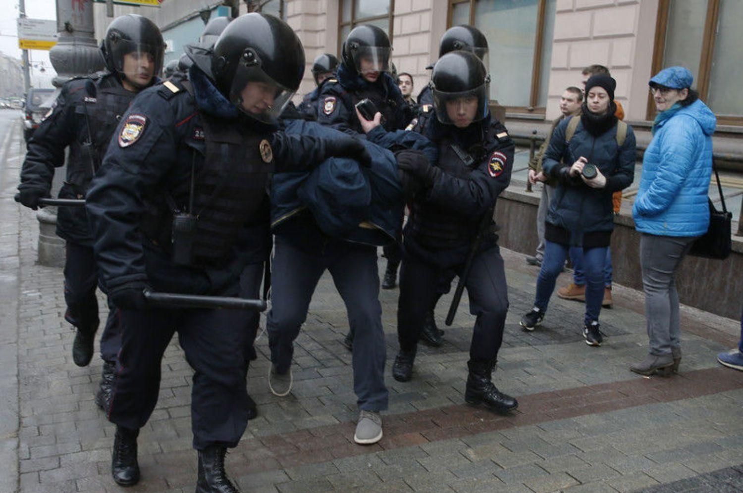 Українців, які живуть у Москві, викликають у поліцію і перевіряють у них телефони - 24 Канал