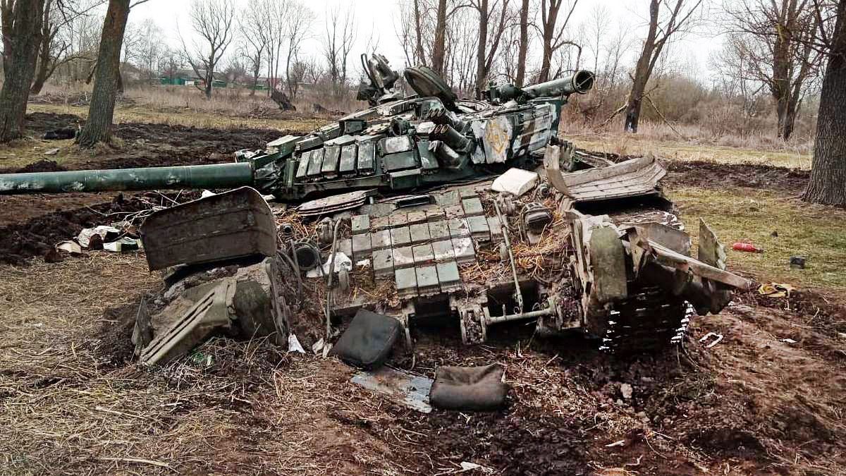 Білоруських солдатів-строковиків змушують відчищати російську техніку від решток військових - 24 Канал
