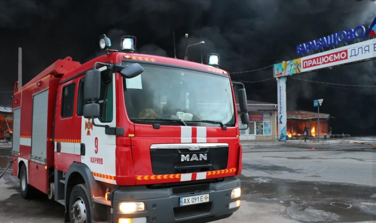 У Харкові досі не можуть ліквідувати пожежу на ринку "Барабашово" після обстрілу росіян - 24 Канал