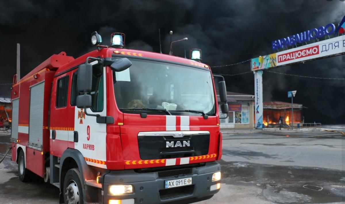 В Харькове до сих пор не могут ликвидировать пожар на рынке "Барабашово" после обстрела россиян В Харькове до сих пор не могут ликвидировать пожар на рынке "Барабашово" после обстрела россиян
