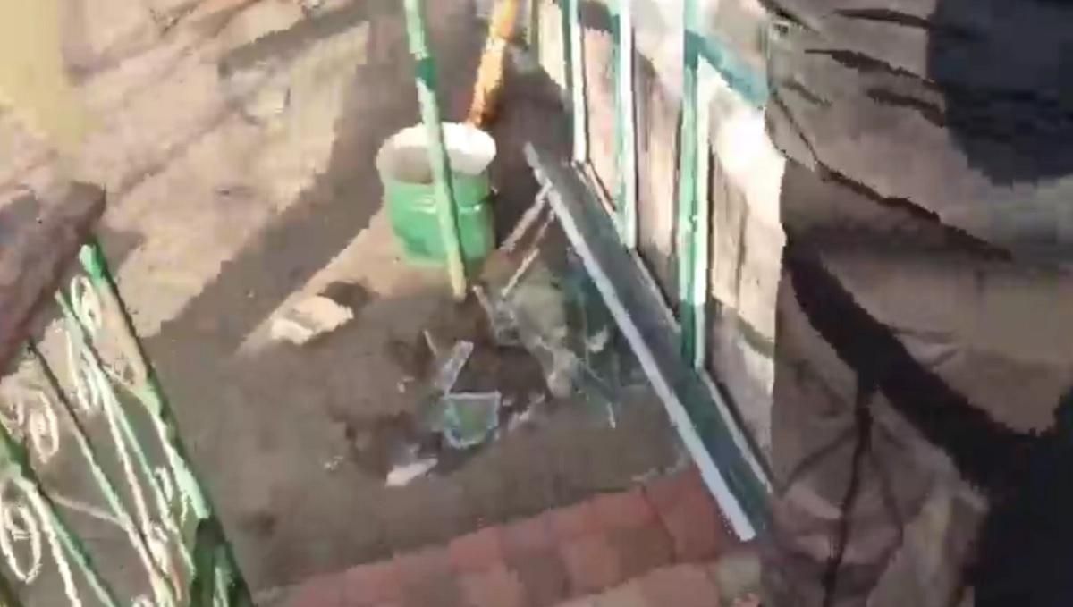 Жители Вознесенска объединились и восстанавливают дома после ракетного обстрела