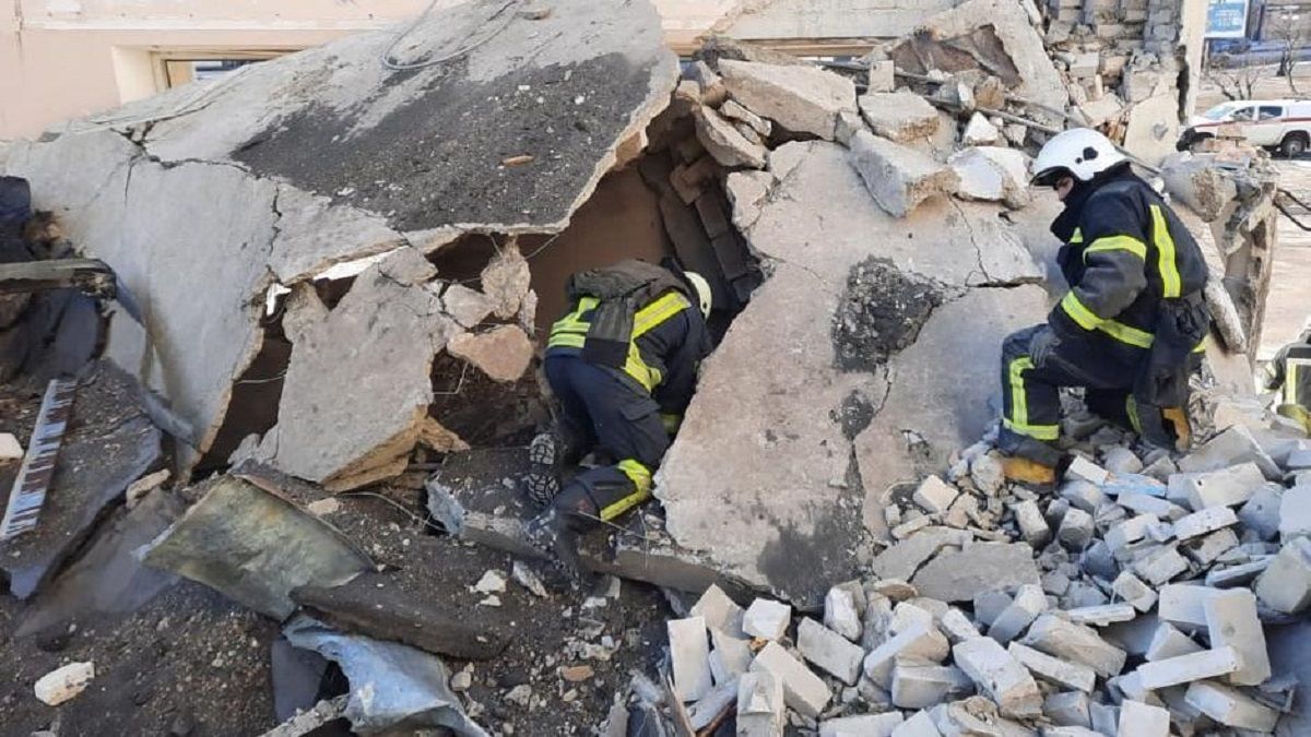 В Харькове в результате вражеского обстрела пострадали здание вуза и жилые дома: есть погибшие В Харькове в результате вражеского обстрела пострадали здание вуза и жилые дома: есть погибшие