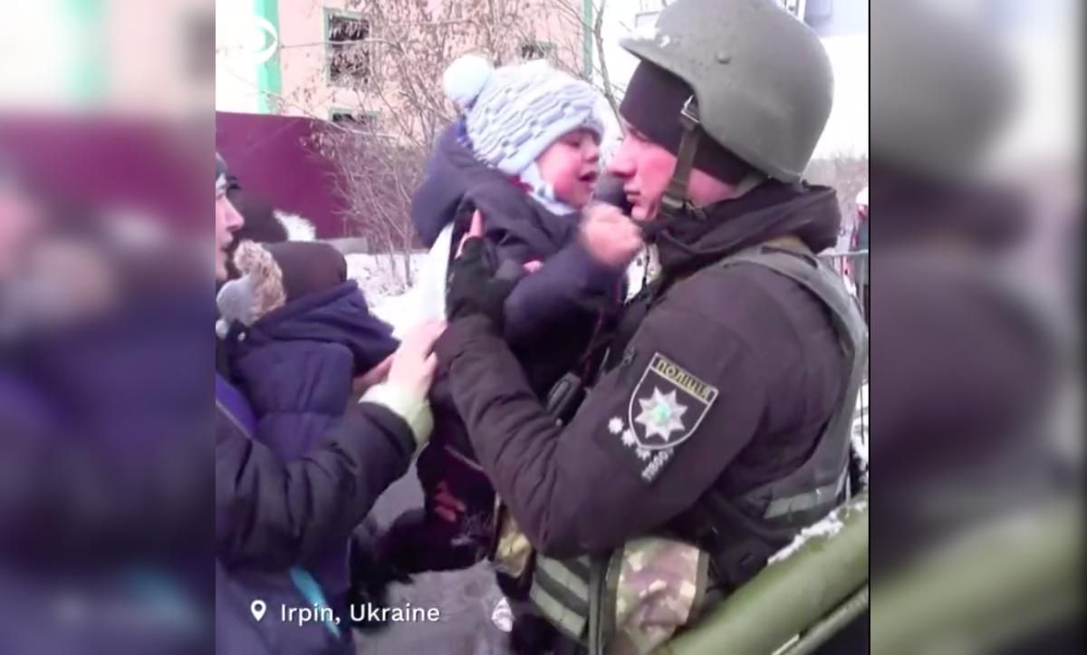 Маленький хлопчик не хоче прощатися із татом-поліцейським: відео, що може розбити серце - 24 Канал