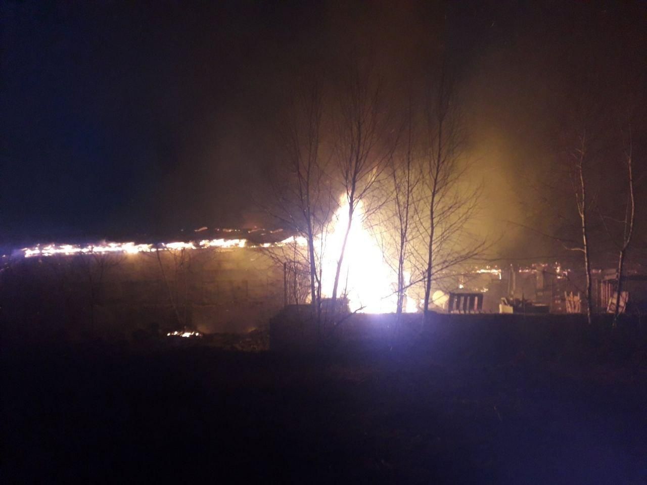 На Житомирщині виникло кілька пожеж після обстрілів окупантів: зруйновані будинки - 24 Канал