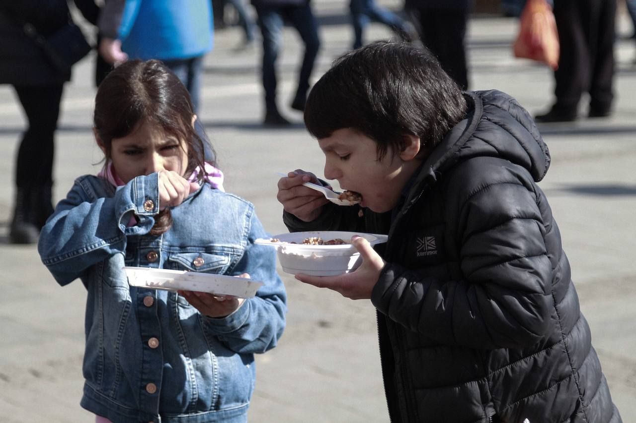 Як українці з дітьми і тваринами тікають від війни: щемливий фоторепортаж з вокзалу Львова - 24 Канал Як українці з дітьми і тваринами тікають від війни: щемливий фоторепортаж з вокзалу Львова - 24 Канал