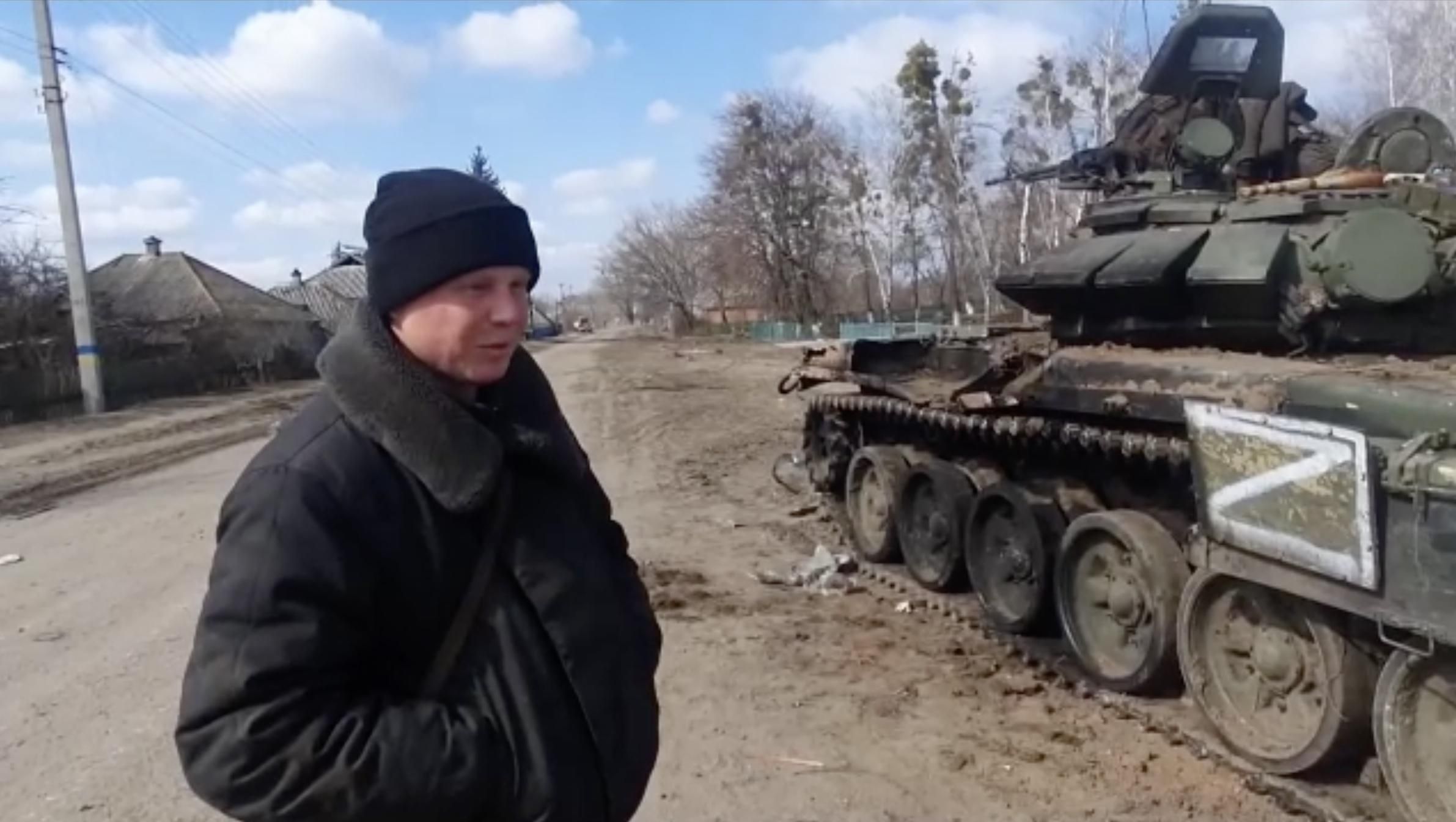 Захватчик признает, что оккупанты прячут технику возле школы и жалуется, что ее там обстреляли Захватчик признает, что оккупанты прячут технику возле школы и жалуется, что ее там обстреляли