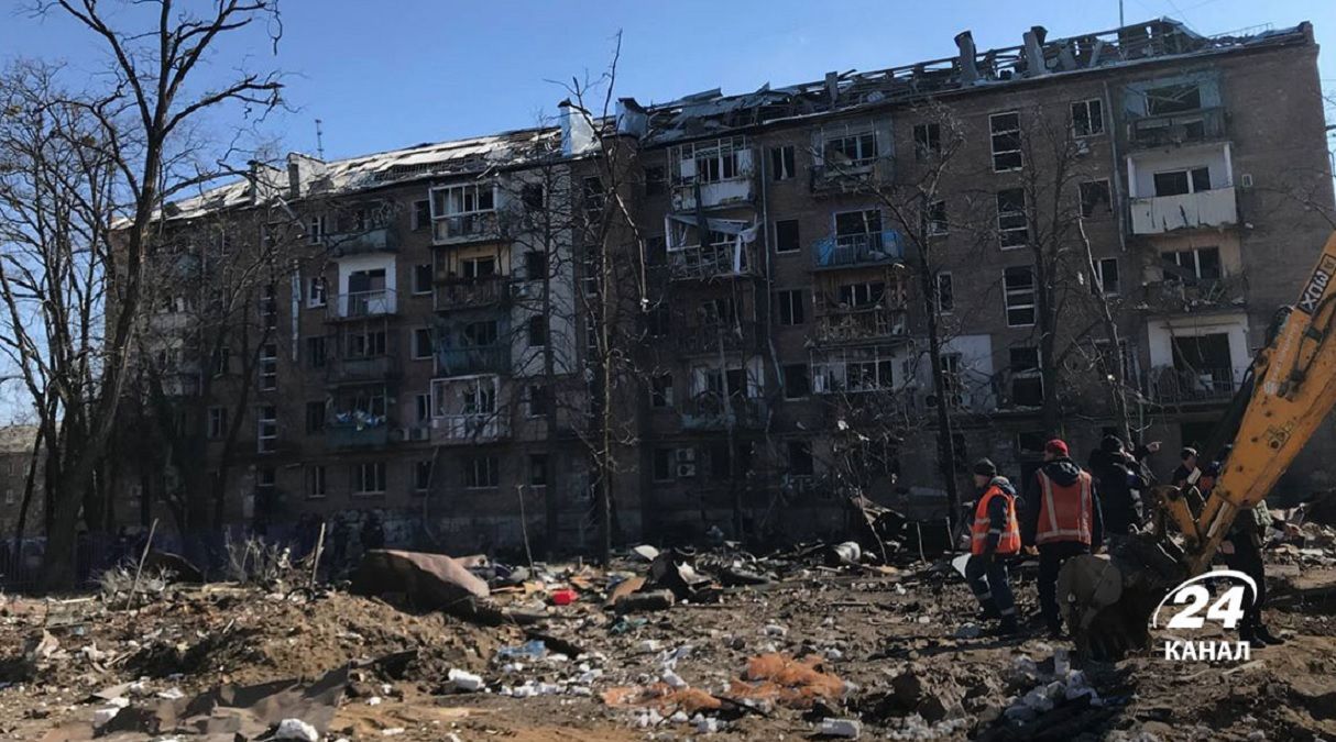 Уламки збитої ракети потрапили у будинок у Києві: фото руйнувань - 24 Канал