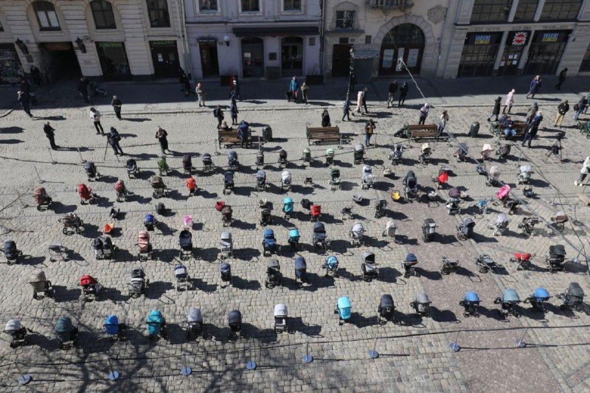 Пустые детские коляски на площади Рынок: во Львове проводят акцию в память убитых детей