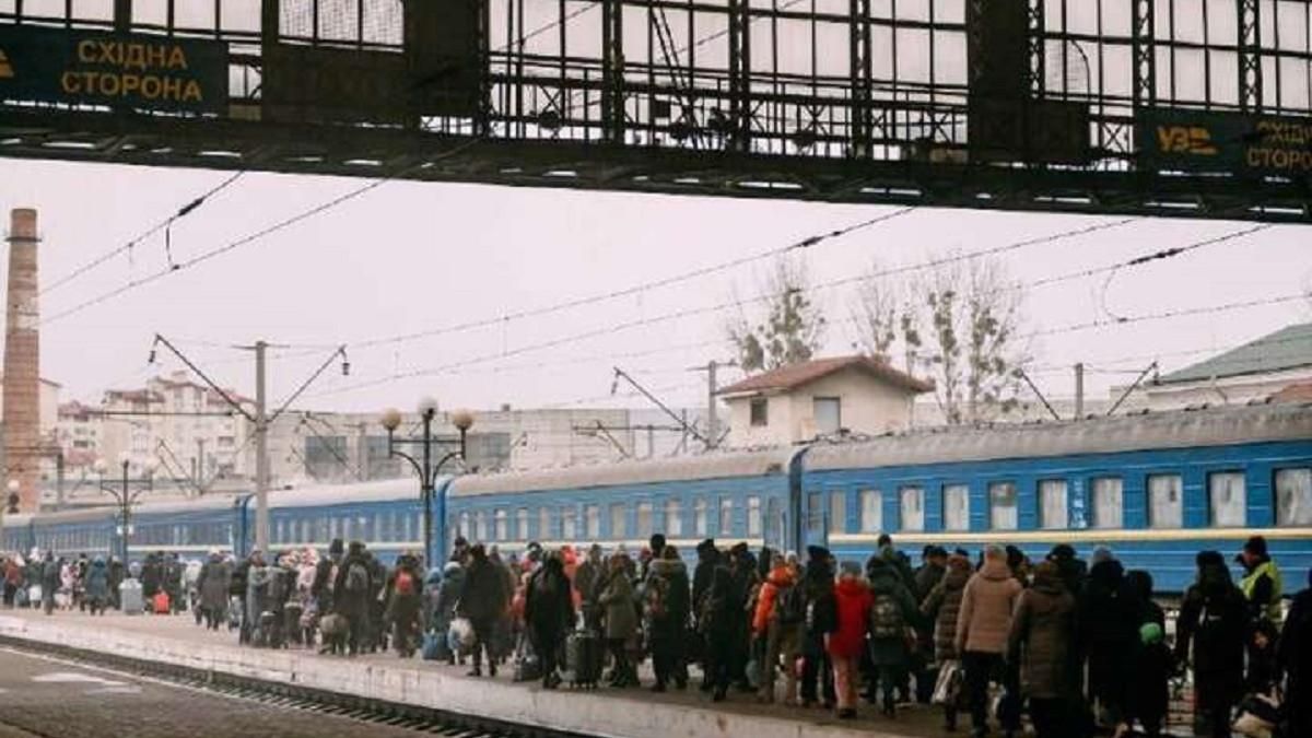 Поки тисячі ризикують життям: двоє провідників ховали у речах біженців контрабанду цигарок - 24 Канал