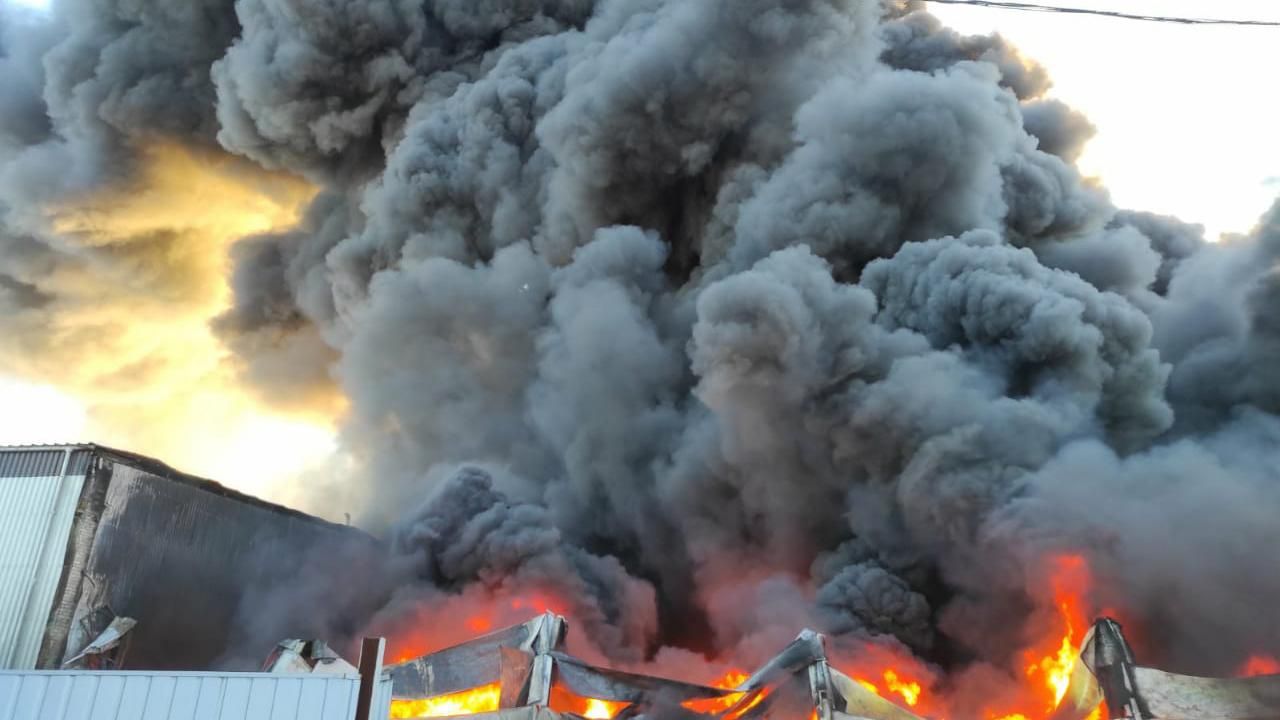 Российские оккупанты обстреляли Сумы: город окутал густой черный дым – фото и видео с места