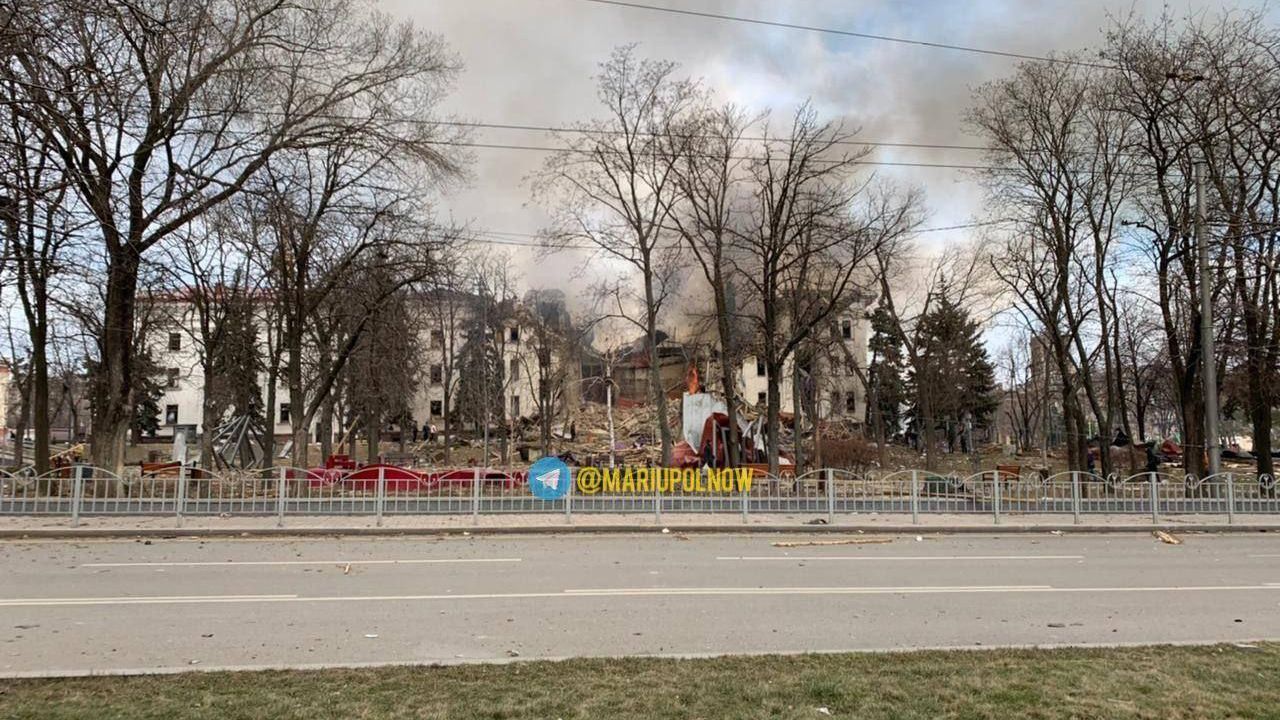 З-під завалів зруйнованого Драмтеатру в Маріуполі продовжують рятувати людей - 24 Канал