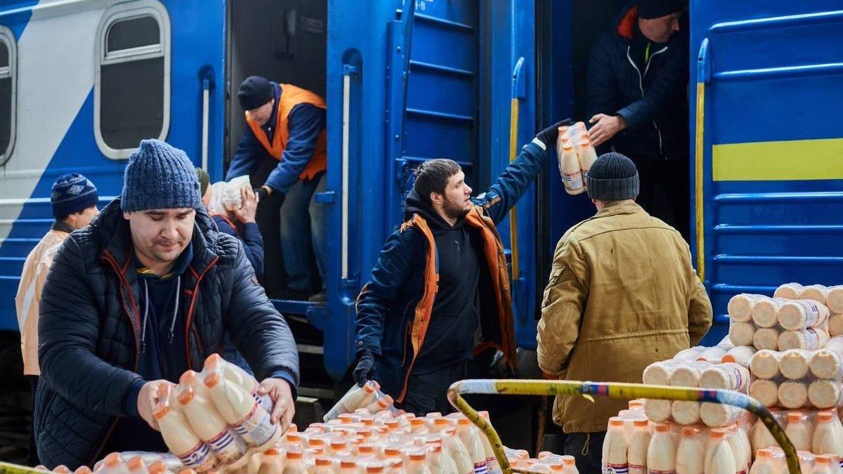 В оточених містах й на лінії бойових дій роздаватимуть безкоштовні продукти: як та коли - 24 Канал В оточених містах й на лінії бойових дій роздаватимуть безкоштовні продукти: як та коли - 24 Канал