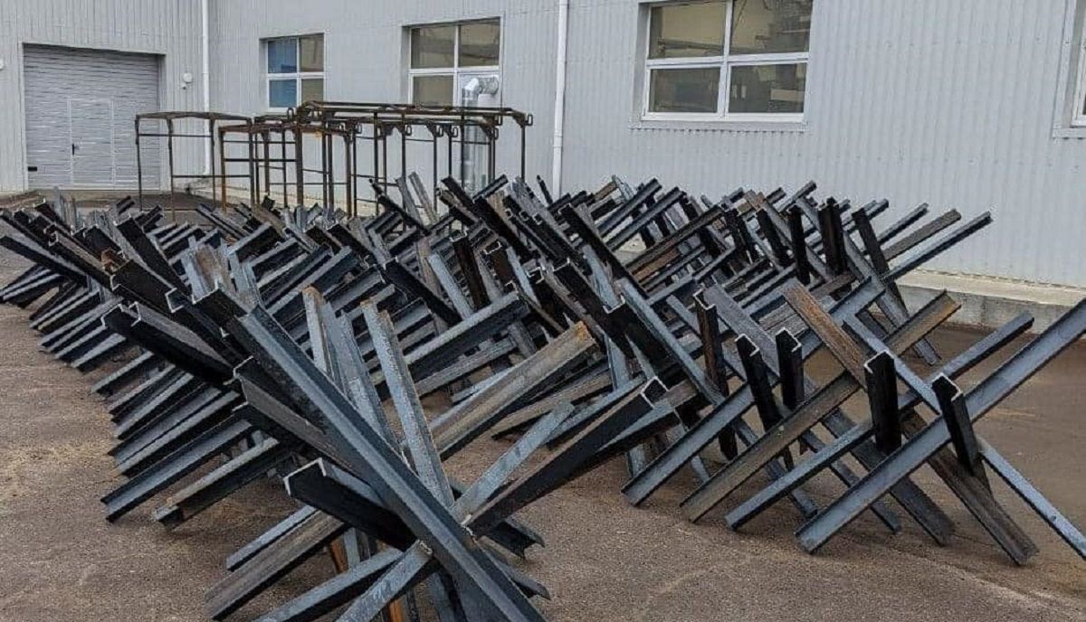 Для обороны украинских городов: Метинвест изготовил рекордное количество противотанковых "ежей" Для обороны украинских городов: Метинвест изготовил рекордное количество противотанковых "ежей"