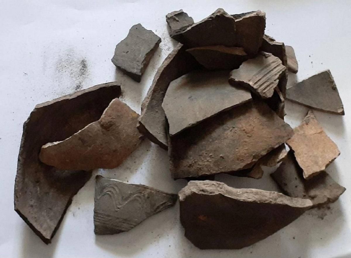 Українські військові, які захищають Чернігів, знайшли уламки горщиків 18 століття - 24 Канал Українські військові, які захищають Чернігів, знайшли уламки горщиків 18 століття - 24 Канал