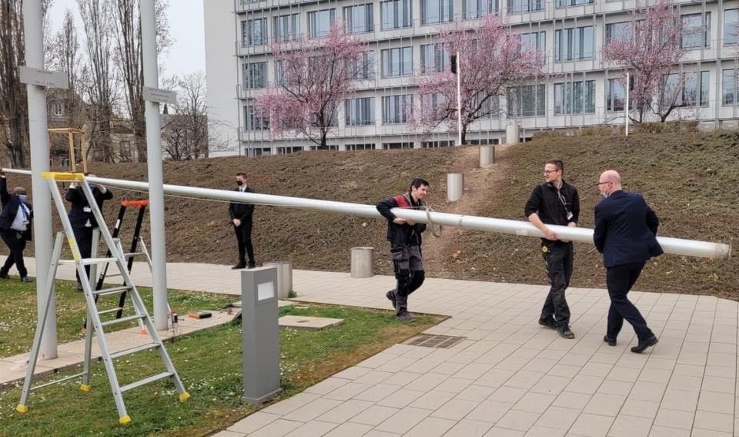 Перед будівлею Ради Європи не лише зняли прапор Росії, а й викопали флагшток - 24 Канал Перед будівлею Ради Європи не лише зняли прапор Росії, а й викопали флагшток - 24 Канал