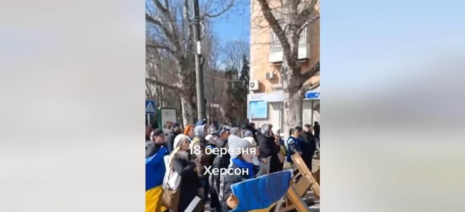 У Херсоні громадяни протистоять окупантам, співаючи гімн України: потужне відео - 24 Канал