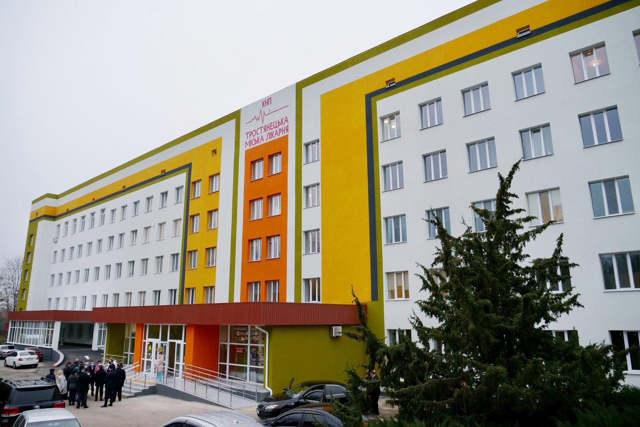 Российские оккупанты обстреляли больницу в Тростянце Российские оккупанты обстреляли больницу в Тростянце