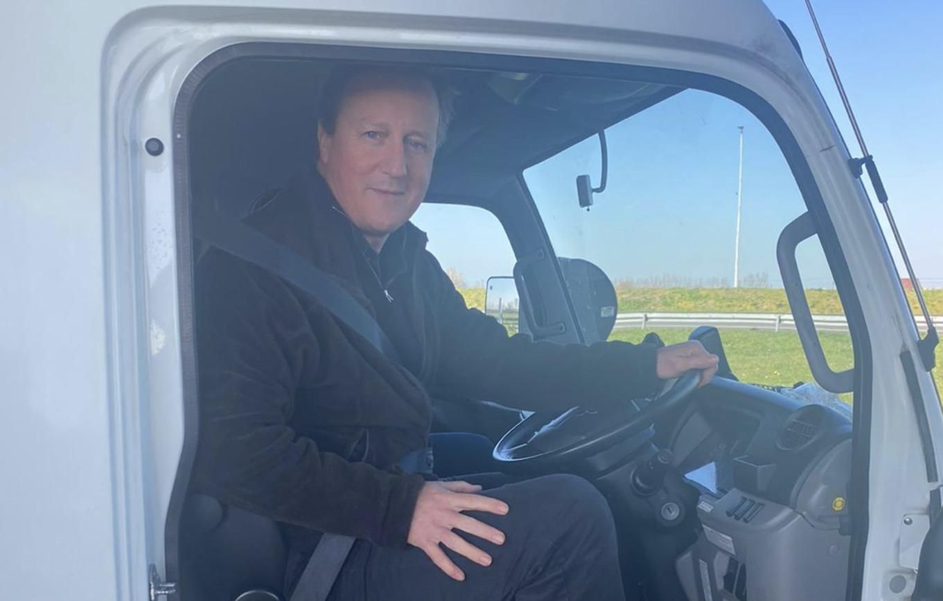 Бывший британский премьер за рулем грузовика повез гуманитарку для украинцев Бывший британский премьер за рулем грузовика повез гуманитарку для украинцев