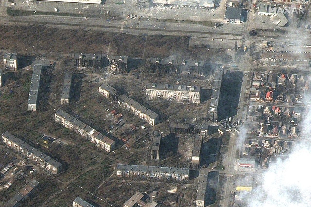 Как оккупанты разрушают Мариуполь: новые спутниковые снимки Maxar