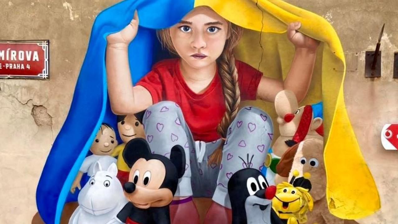 На доме в Праге появился мурал с маленькой украинкой, которая защищает сказочных персонажей На доме в Праге появился мурал с маленькой украинкой, которая защищает сказочных персонажей