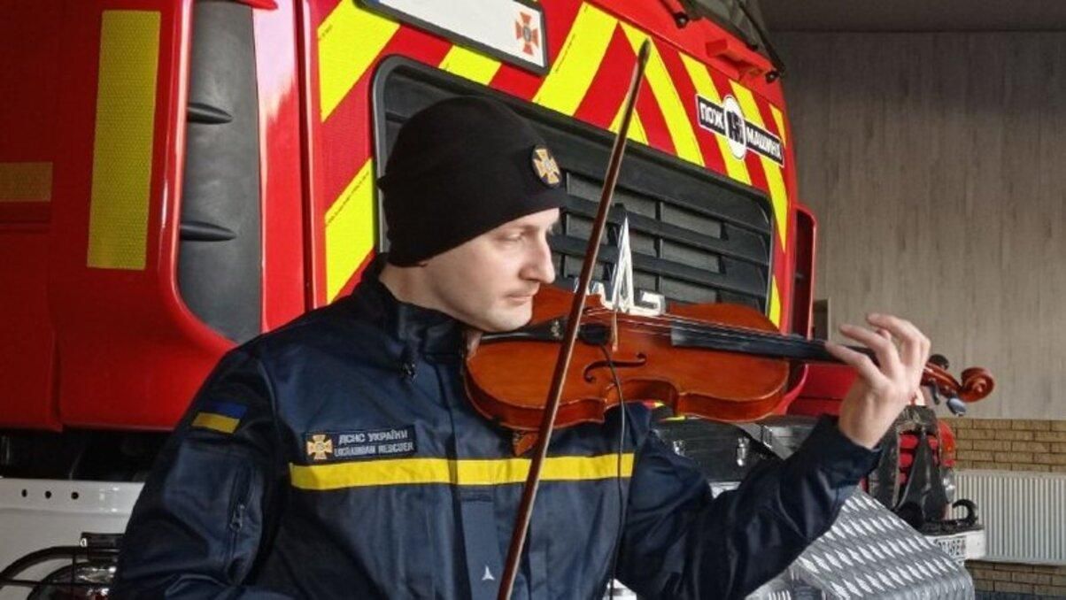 Рятувальник з Тернополя грає на скрипці українські мелодії, щоб піднести патріотичний дух колег - 24 Канал
