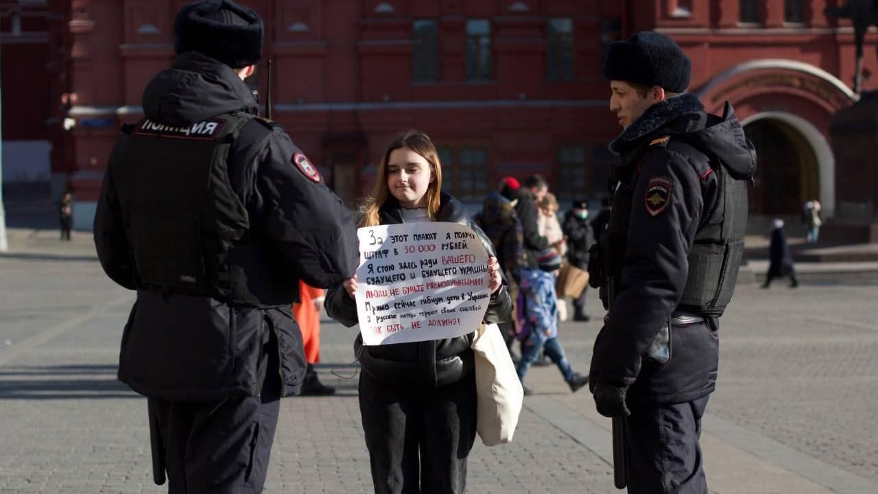 "Зараз в Україні гинуть діти": у Москві затримали дівчину з антивоєнним плакатом - 24 Канал