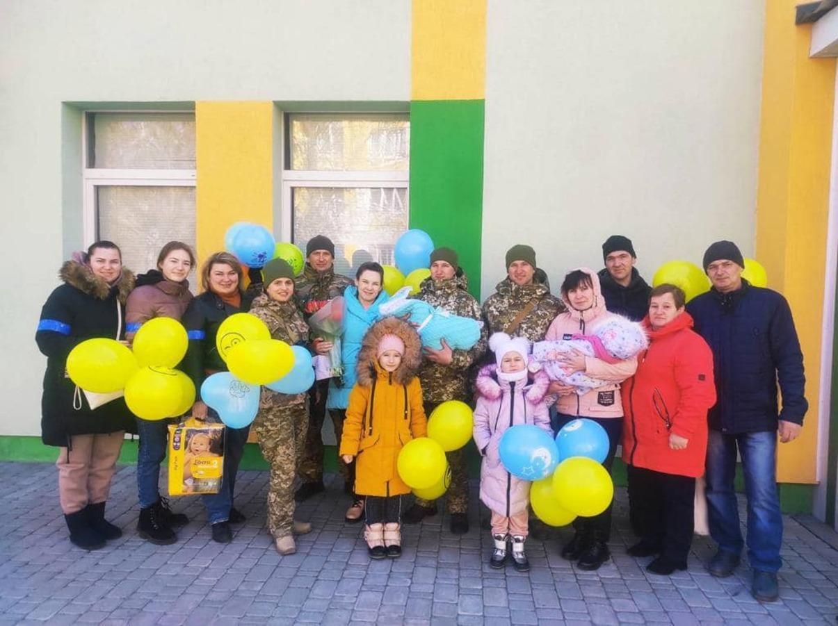 Разом в бою, разом і в радості: поповнення у родині братів-близнюків прикордонників - 24 Канал Разом в бою, разом і в радості: поповнення у родині братів-близнюків прикордонників - 24 Канал