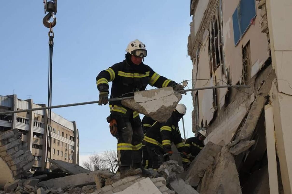 У Харкові розбирали завали після ворожих обстрілів: загинула людина, 10 постраждало - Харків У Харкові розбирали завали після ворожих обстрілів: загинула людина, 10 постраждало - Харків